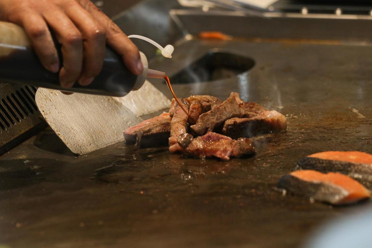 Chatrium Grand בנגקוק מראה חיצוני תמונה Soy sauce being used in cooking