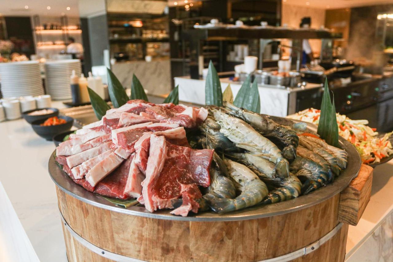 Chatrium Grand בנגקוק מראה חיצוני תמונה A selection of fresh meat and seafood at a buffet
