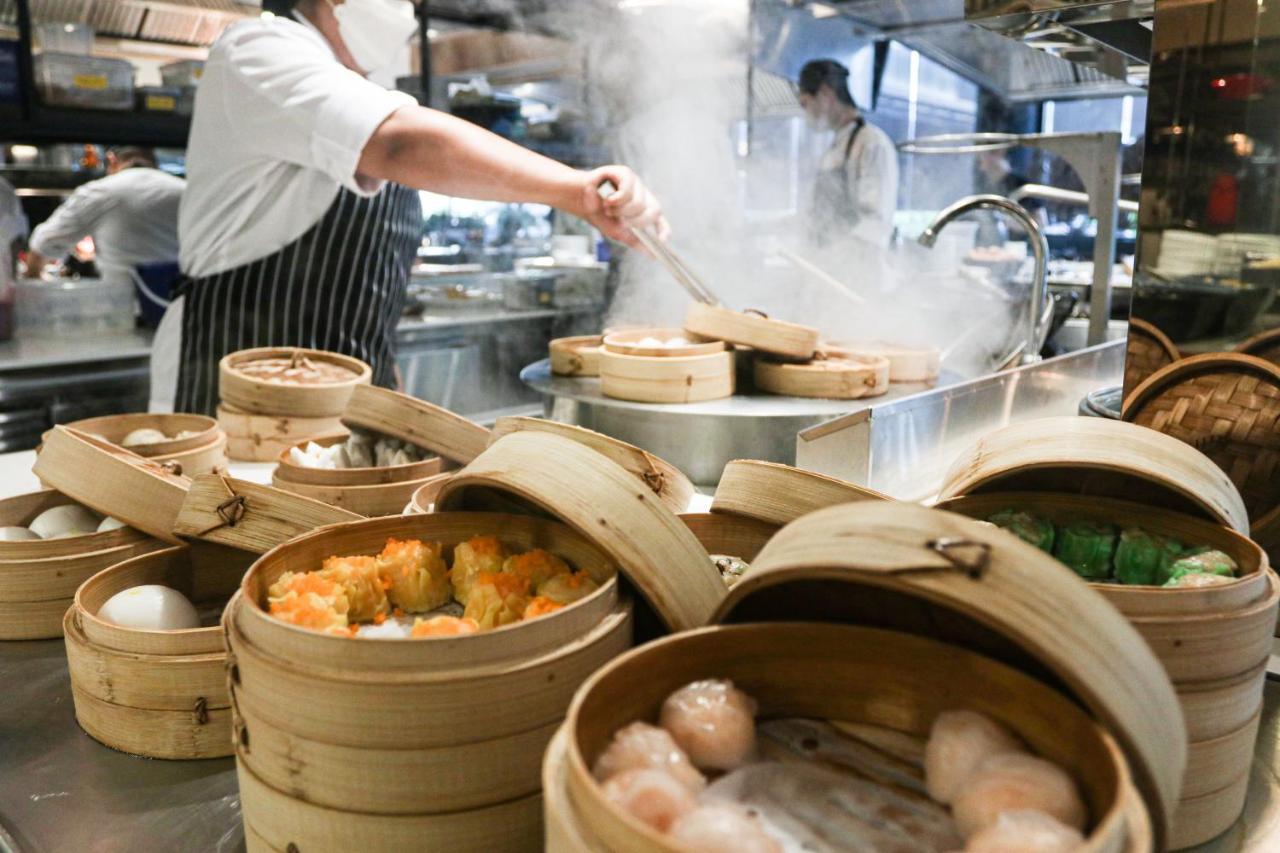 Chatrium Grand בנגקוק מראה חיצוני תמונה Dim sum being prepared in a restaurant