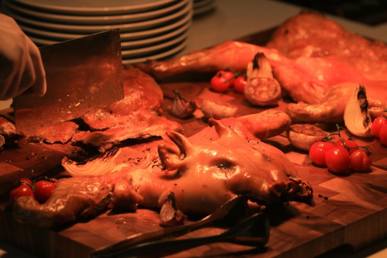 Chatrium Grand בנגקוק מראה חיצוני תמונה A carving station with roast chicken
