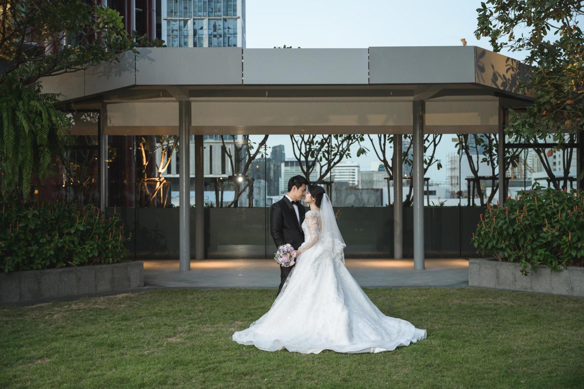 Chatrium Grand בנגקוק מראה חיצוני תמונה A Thai couple in wedding attire