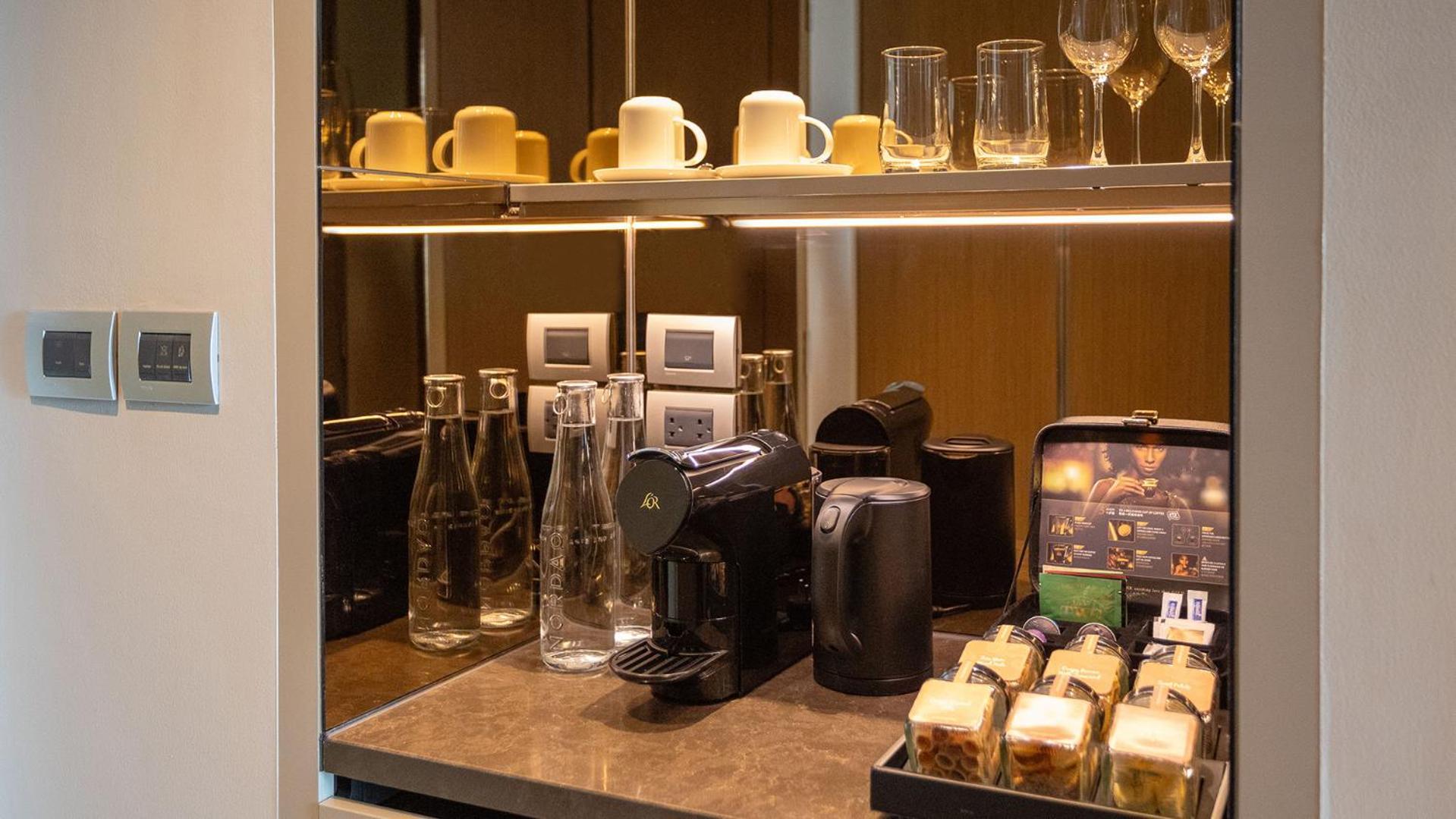 Chatrium Grand בנגקוק מראה חיצוני תמונה A Nespresso machine in a hotel room