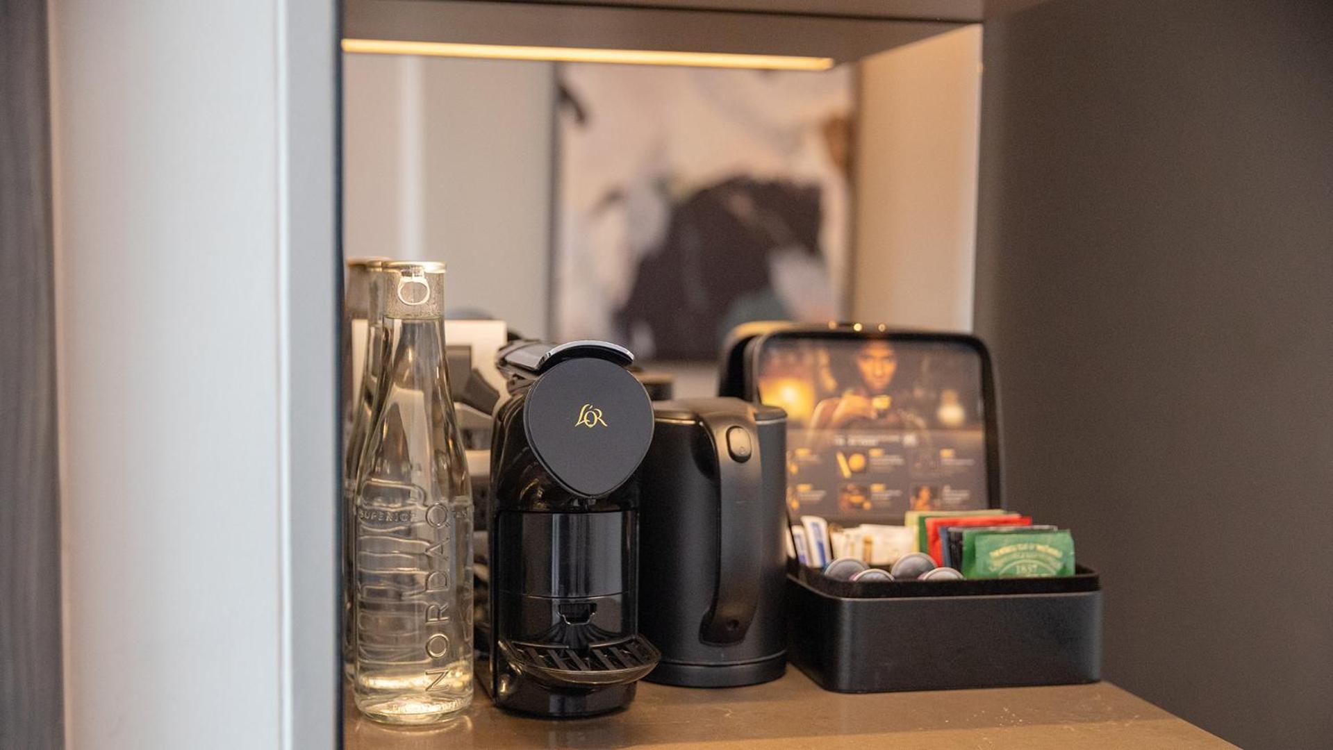 Chatrium Grand בנגקוק מראה חיצוני תמונה A Nespresso coffee machine in a hotel room